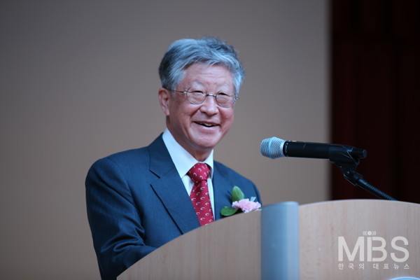 25일 대전 IBS 과학문화센터에서 열린 기초과학연구원 원장 이‧취임식에서 김두철 제2대 IBS 원장이 이임사를 하고 있다.