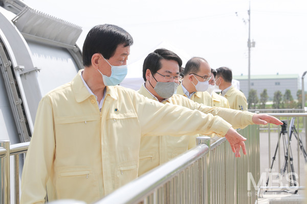 오세현 아산시장이 진영 행정안전부장관과 함께 권곡 배수펌프장 시설을 둘러보고 있다.