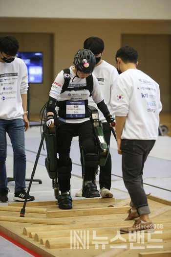 이주현 선수가 13일 대전 한국과학기술원(KAIST)에서 열린 '사이배슬론 2020 국제 대회'에 출전해 착용형 로봇을 입고 경기를 하고 있다.
