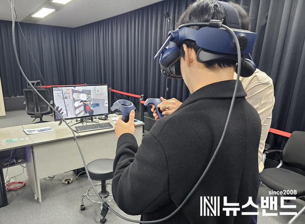 시연회 참석자가 21일 오후 코레일 대전사옥에서 신규도입 철도차량의 내부를 VR로 체험하고 있다.